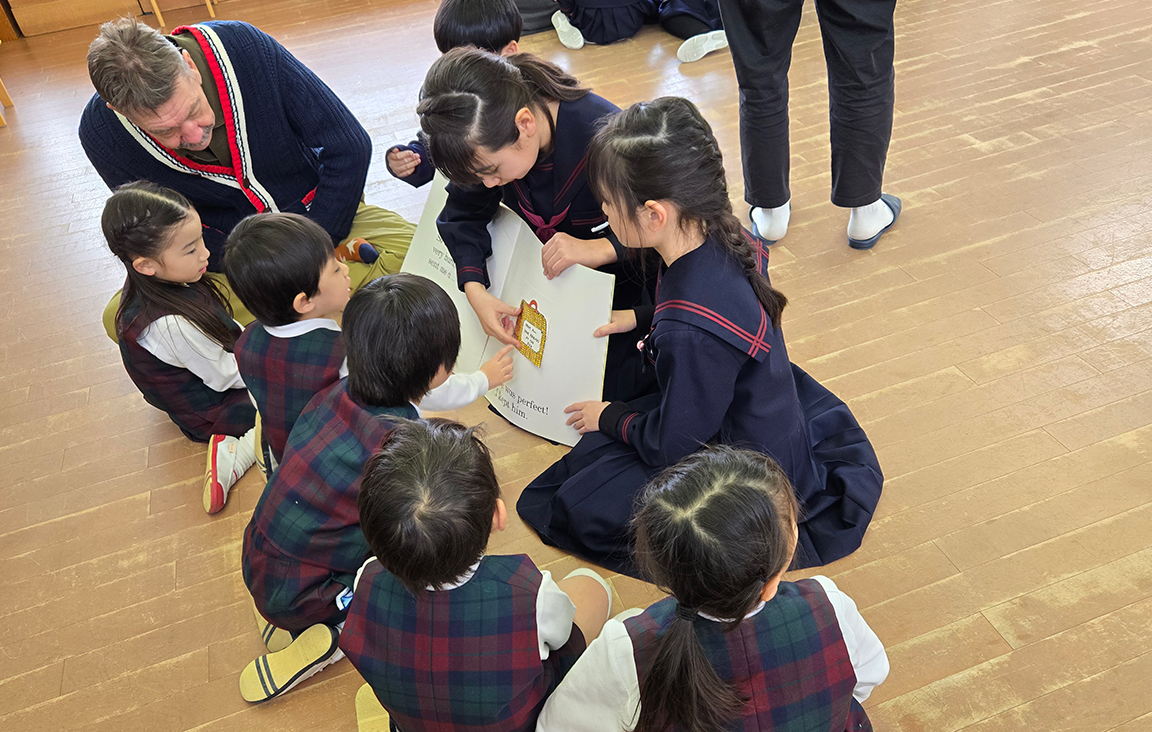 英語を勉強している子どもたち