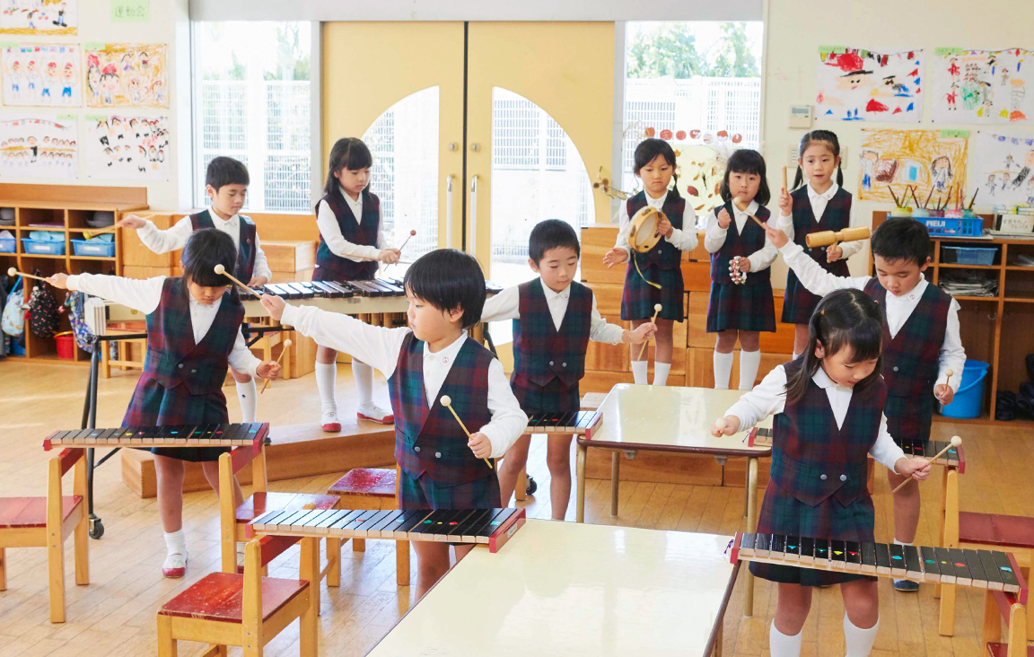 太鼓をたたく子どもたち