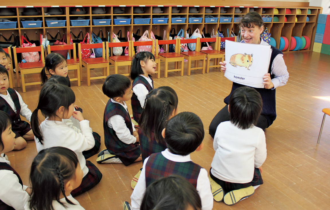 英語を勉強している子どもたち