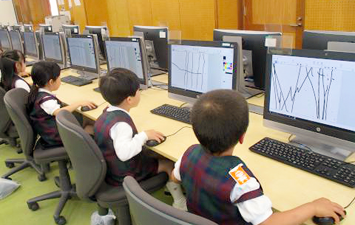 コンピュータで学習する子どもたち